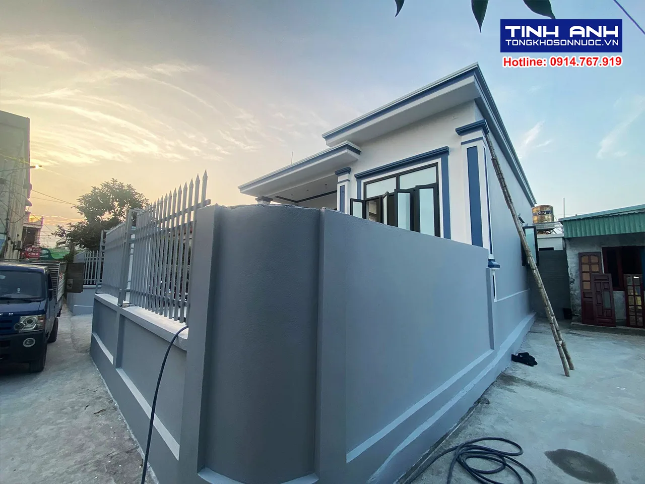 Thi công sơn nhà 1 tầng với màu phụ ghi xám cho tường rào