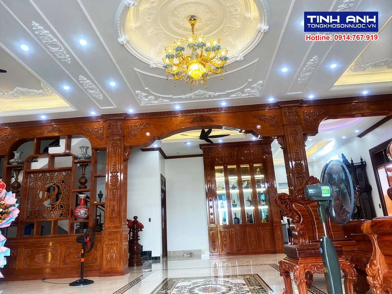 Thi công sơn biệt thự tân cổ điển - Tủ trưng bày rượu và đồ decor