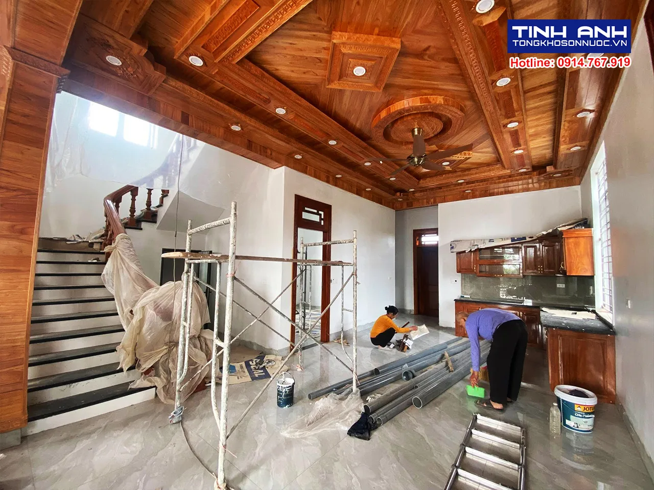 Không gian phòng khách và cầu thang Sơn Jotun biệt thự mã màu trắng sứ