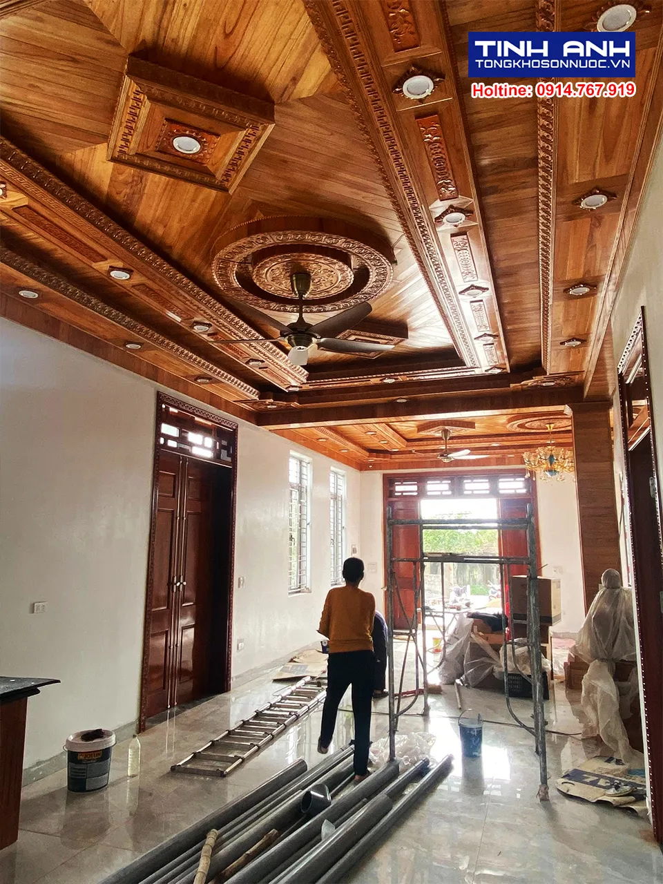 Sơn Jotun biệt thự mã màu trắng sứ phối Trần gỗ tự nhiên cao cấp