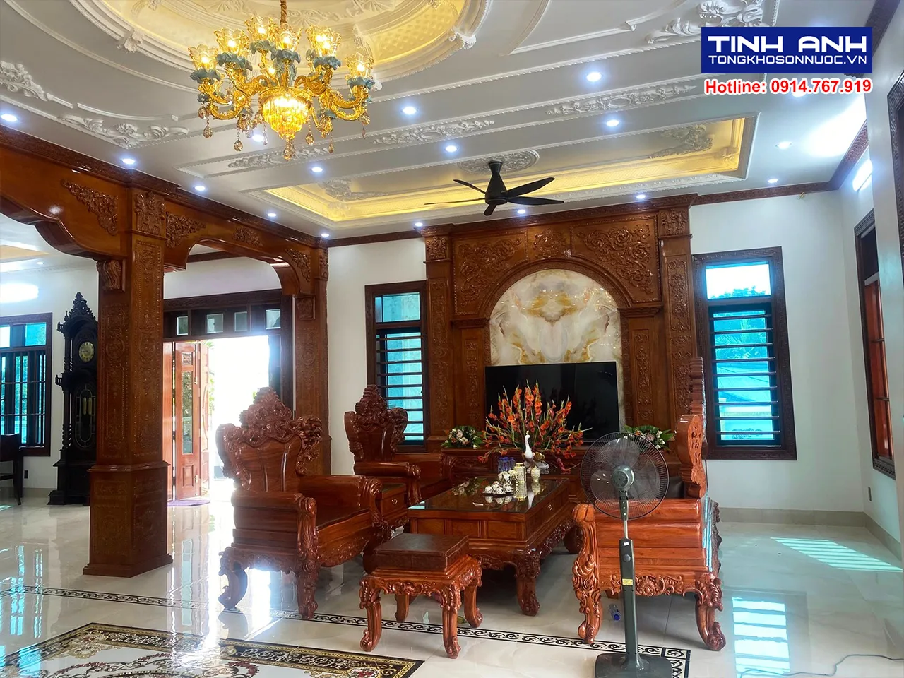 Thi công sơn biệt thự tân cổ điển - Bộ bàn ghế phòng khách chạm khắc tinh xảo