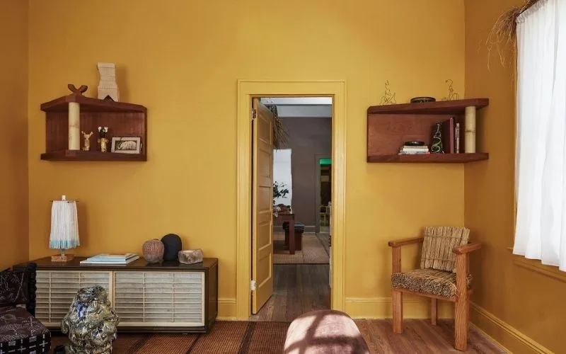 Gia chủ có thể phối tường vàng đất với nội thất gỗ tự nhiên và sàn nhà màu nâu trầm