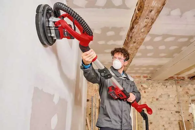 Bước 1: Kiểm tra độ khô và xử lý bề mặt - Máy chà nhám tường 