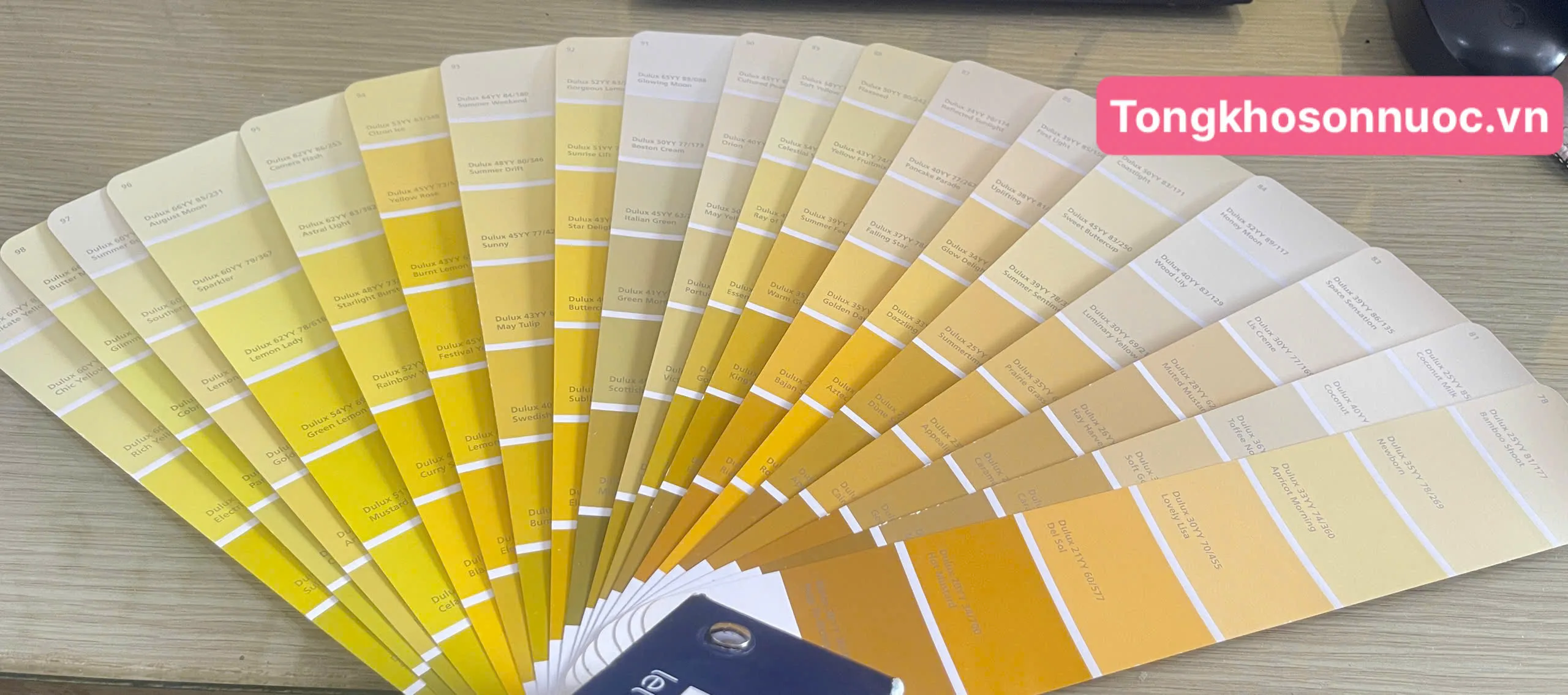 Mã màu vàng đất trong bảng màu Dulux