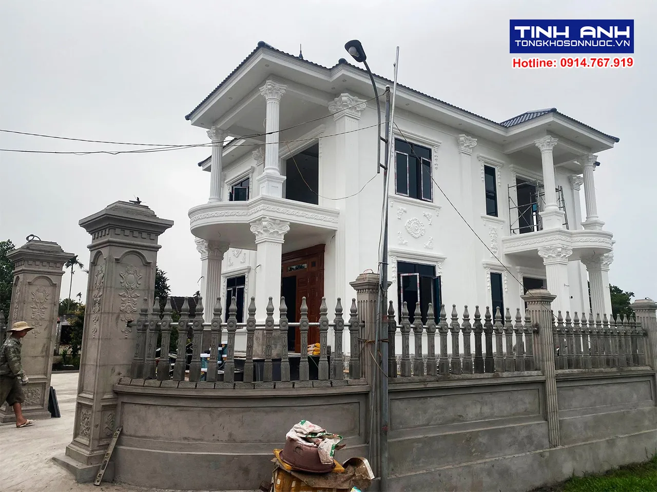 Thi công sơn nhà 2 tầng với màu trắng sứ chủ đạo