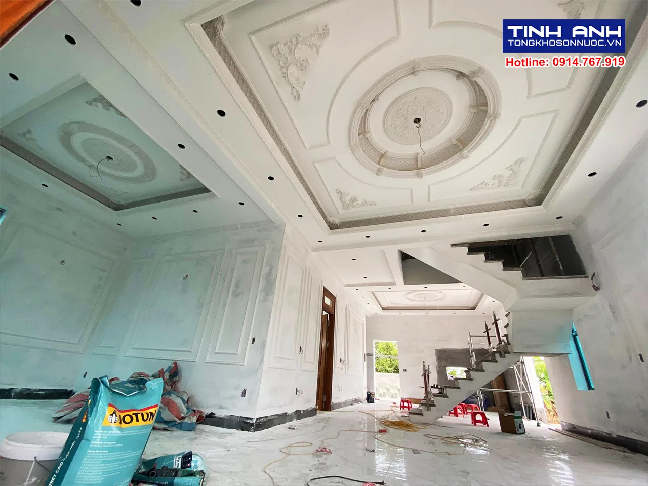 Thi công sơn nhà 2 tầng với trần thạch cao nghệ thuật