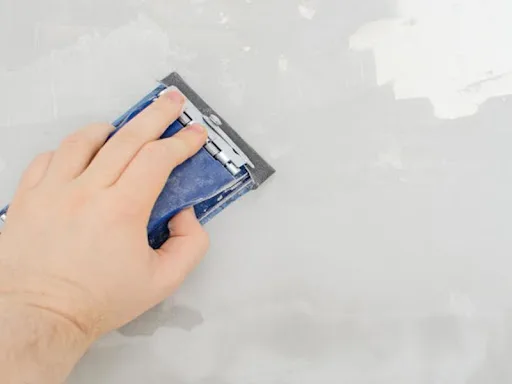 Thi công sơn nhà 2 tầng - Khảo sát và xử lý bề mặt