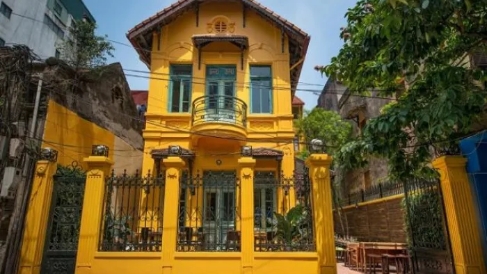 nhà màu vàng đất